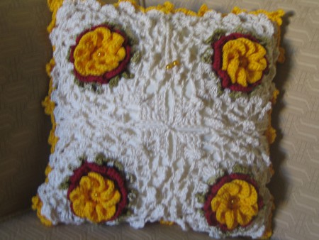 Almofada com flores amarelas e vermelhas