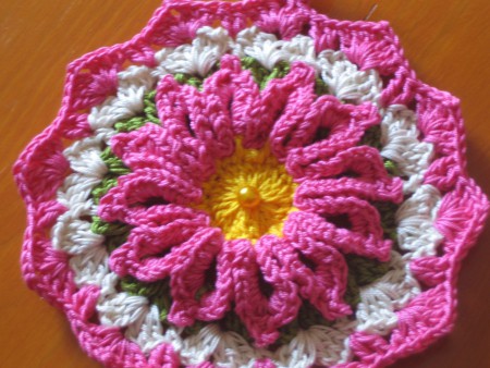 Pega de cozinha com flor rosa