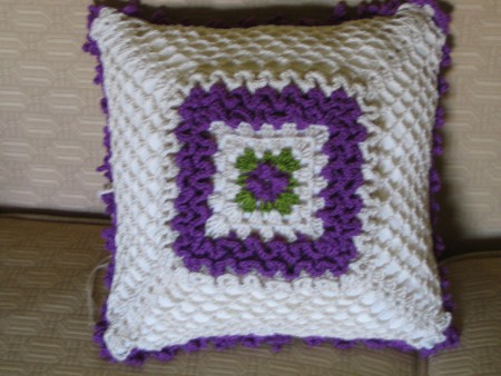 Almofada com flor roxa